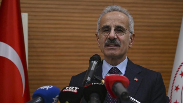 Bakan Uraloğlu: 19 yolcu için arama kurtarma çalışmaları devam ediyor