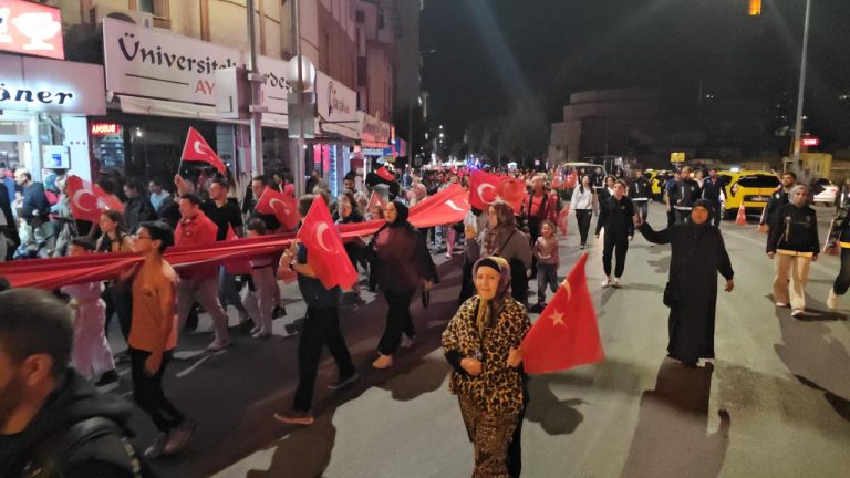 Afyonkarahisar'da Büyük Taarruz'un 104. yıl dönümü dolayısıyla fener alayı düzenlendi