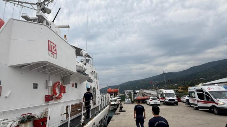 Karadeniz'de su alan ticari gemideki 13 kişi tahliye edildi