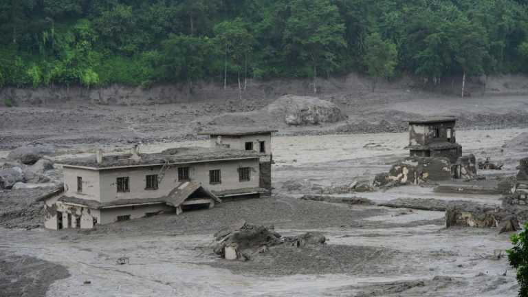 Nepal'deki sel felaketinde sınırın Çin tarafında hayatını kaybedenlerin sayısı 5'e çıktı