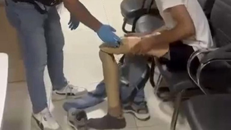 Protez bacağından 830 gram uyuşturucu çıktı