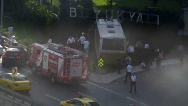 Zeytinburnu'nda İETT otobüsü bahçe duvarına çarptı