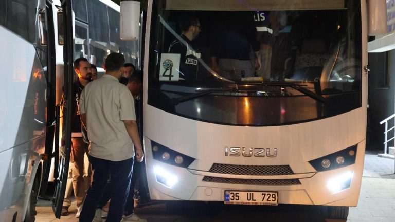 Seferihisar Belediyesine 'rüşvet' soruşturması: 47 şüpheli adliyeye sevk edildi