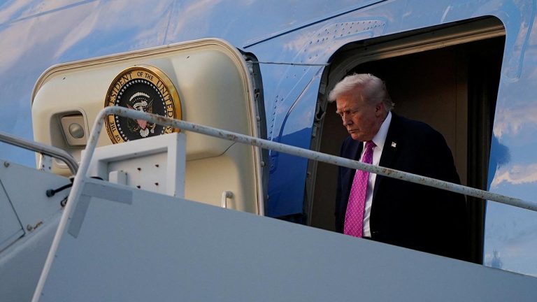 Trump'ın uçağında acil durum kaydırağı kriz yarattı