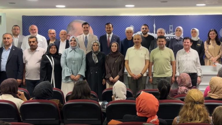 Üsküdar'da 4 CHP'li meclis üyesi AK Parti'ye katıldı