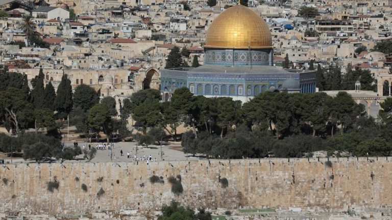 Filistin topraklarını gasbeden İsrailliler ağustosta Mescidi Aksa'ya 26 baskın düzenledi
