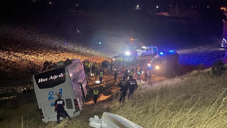 Amasya'da yolcu otobüsü tarlaya girdi: 24 yaralı