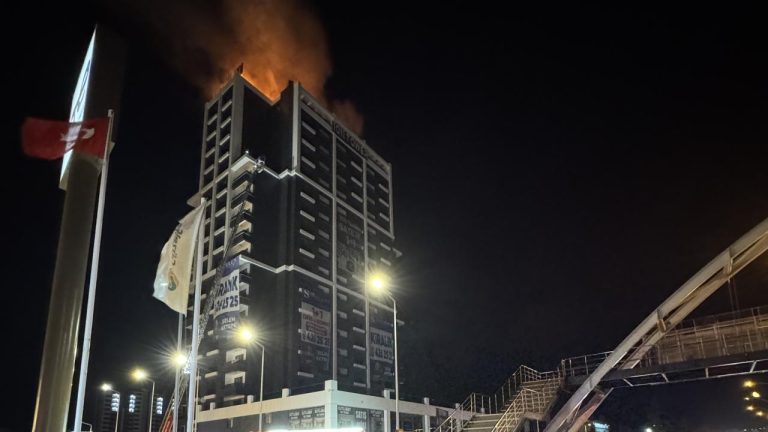 Ankara'da çok katlı binada çatı yangını