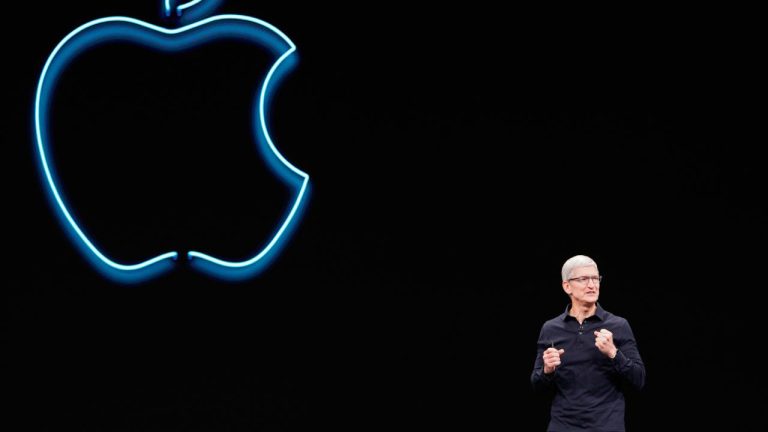 Appleda tarihi bayrak değişimi: Tim Cook koltuğu devretti