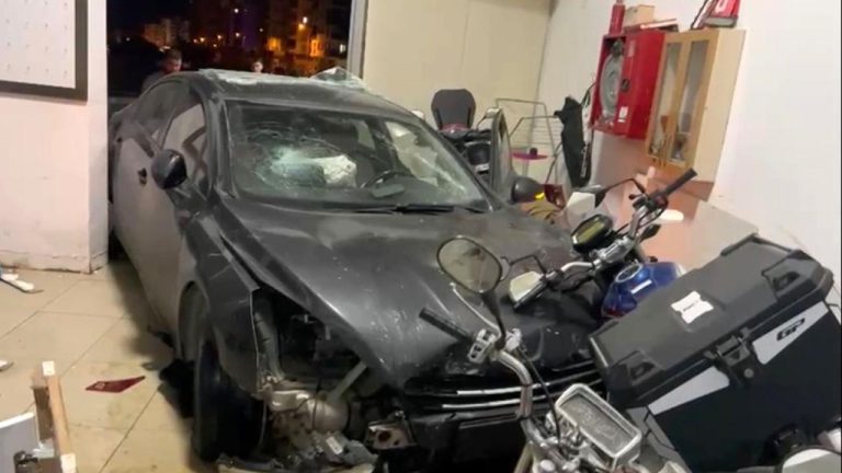 Virajı alamayan otomobilin iş yerine girdiği anlar kamerada