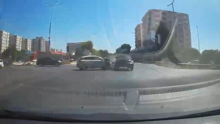 Aydın'da kırmızı ışık ihlali kazayla sonuçlandı: 3 yaralı