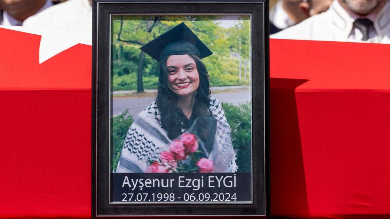 Ayşenur Ezgi Eygi vefatının 2. yılında kabri başında anıldı