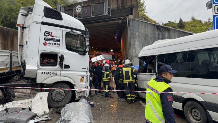 Bartın'da minibüs ile tır çarpıştı: 1 ölü, 11 yaralı