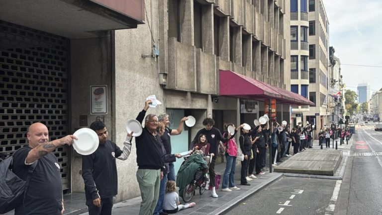 Belçikada artan gıda yardımı ihtiyacına boş tabaklarla protesto