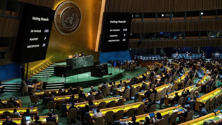 BM Afrika'nın gerçek boyutunu gösteren yeni dünya haritasını oyluyor