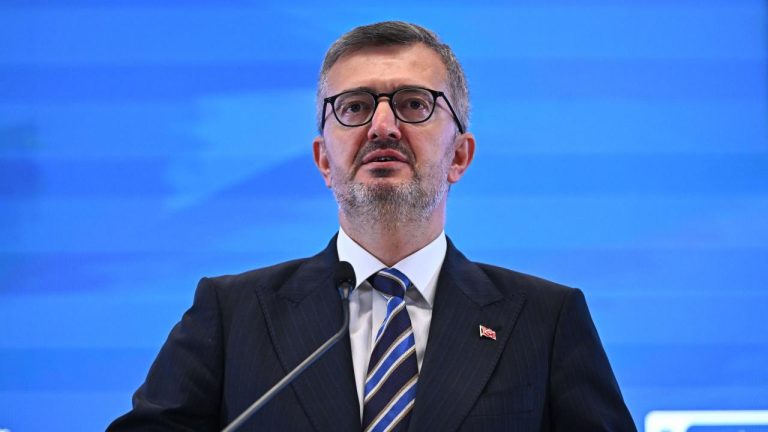 İletişim Başkanı Duran: Gençlerimizi sanal tacirlerin dünyasında savunmasız bırakmayacağız