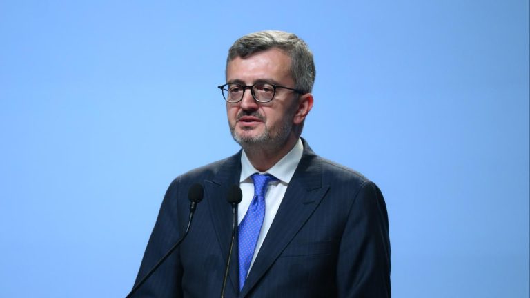 İletişim Başkanı Duran, dünya gençler ralli şampiyonu Ali Türkkan'ı tebrik etti