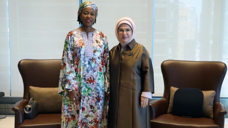 Emine Erdoğan Sierra Leone Cumhurbaşkanı'nın eşi ile görüştü