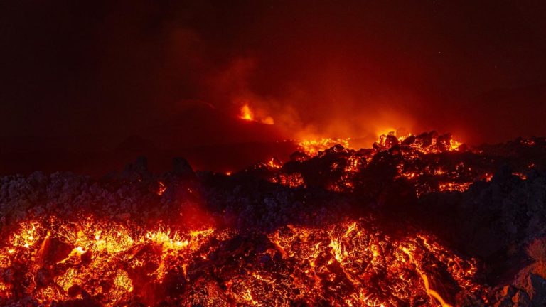 Endonezya'daki yanardağ patlaması sonrası 1500'den fazla uçuş iptal edildi