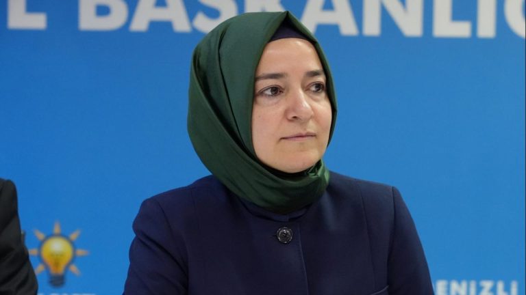 AK Parti Genel Başkan Yardımcısı Fatma Betül Sayan Kaya görevinden istifa etti