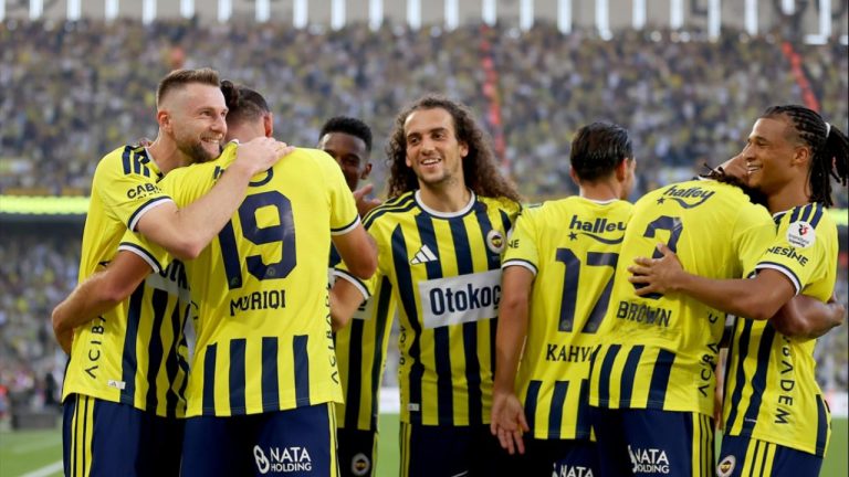 Fenerbahçe evinde gol oldu yağdı