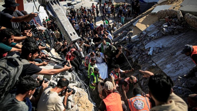 Soykırımcı İsrail'in bombardımanında ölenlerin sayısı 5'i çocuk olmak üzere 20'ye yükseldi