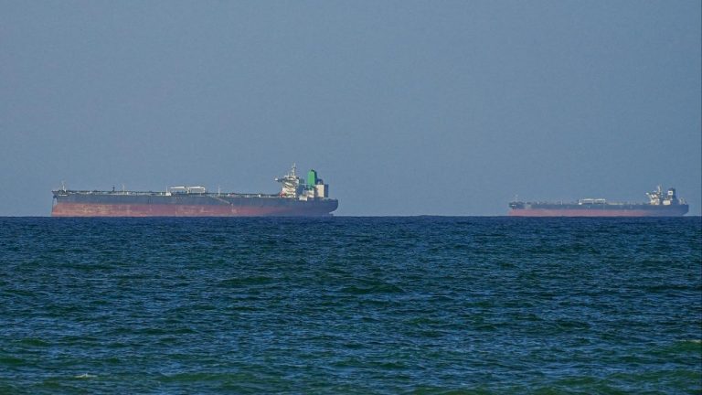 İran, Hürmüz Boğazı'nda 2 ABD gemisi, 8 tanker ve 10 farklı gemiyi hedef aldığını duyurdu