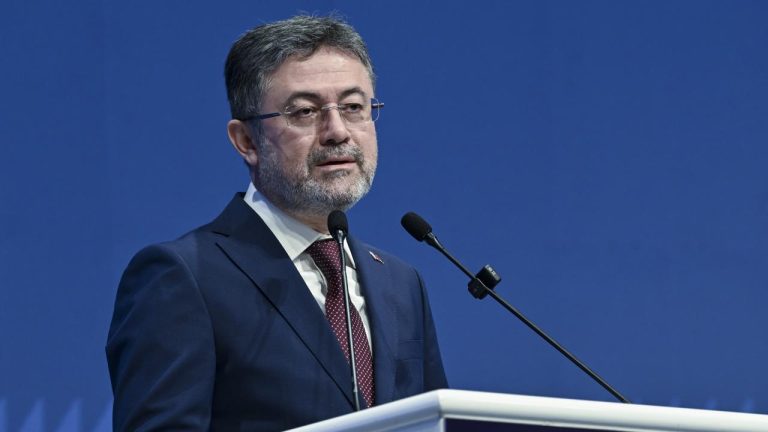 Bakan Yumaklı: 789 bin dekarlık örtü altı üretim alanına sahibiz