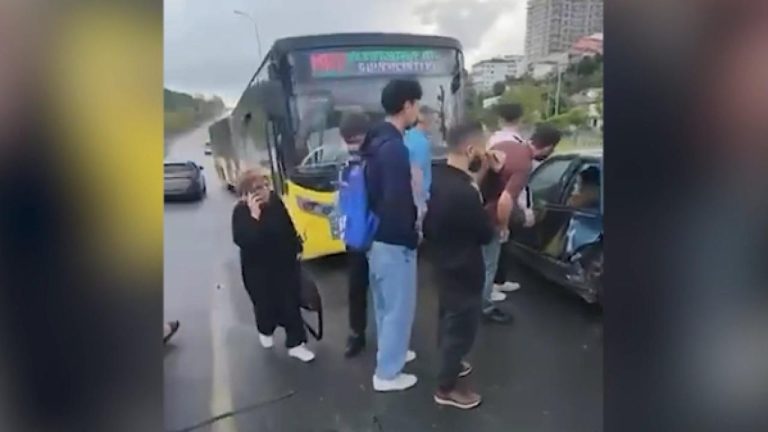 İETT otobüsü ile otomobilin çarpışması sonucu 3 kişi yaralandı