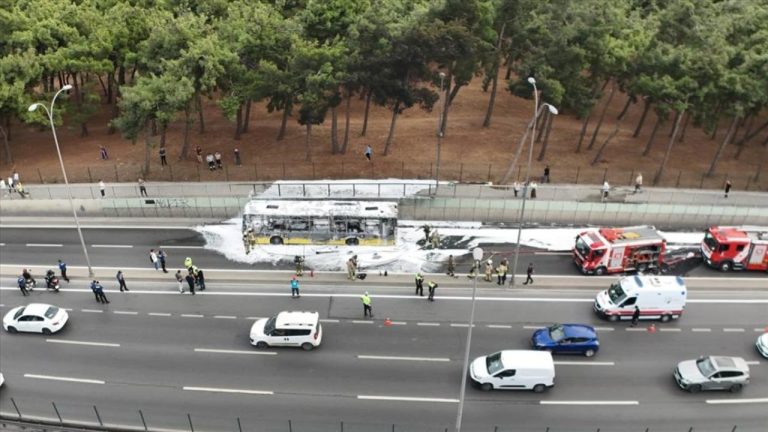 Bakırköy'de yanan İETT otobüsü kullanılamaz hale geldi