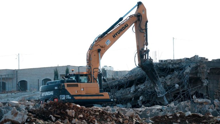 İşgalci İsrail ordusu Batı Şeria'da 8 Filistinlinin yaşadığı evi yıktı