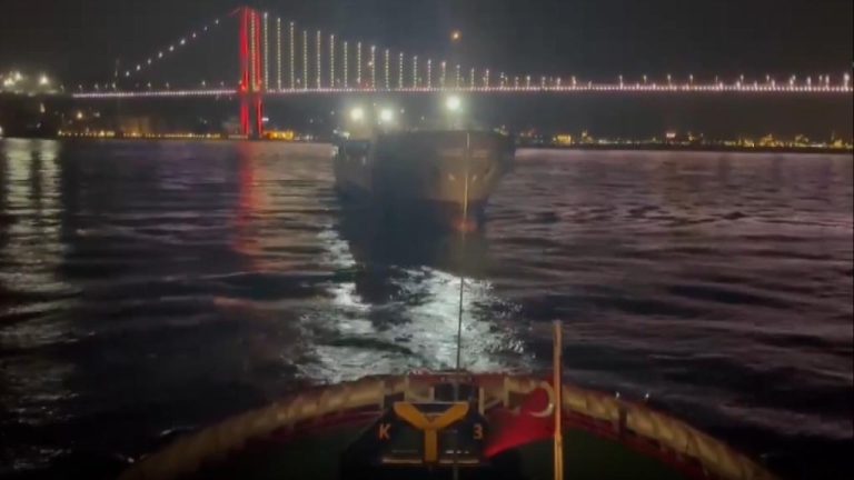 İstanbul Boğazı'nda makine arızası yapan gemi kurtarıldı