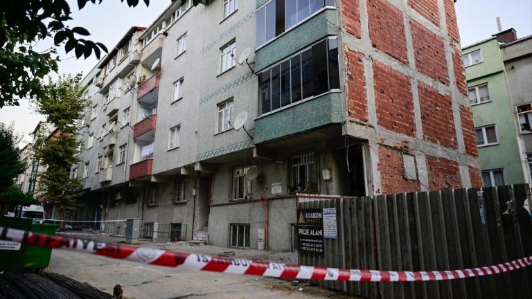 Sultangazi'de iki apartman tahliye edildi