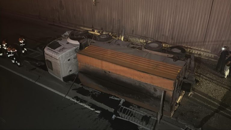 İBB'ye bağlı asfalt kamyonu alt geçit yoluna düştü