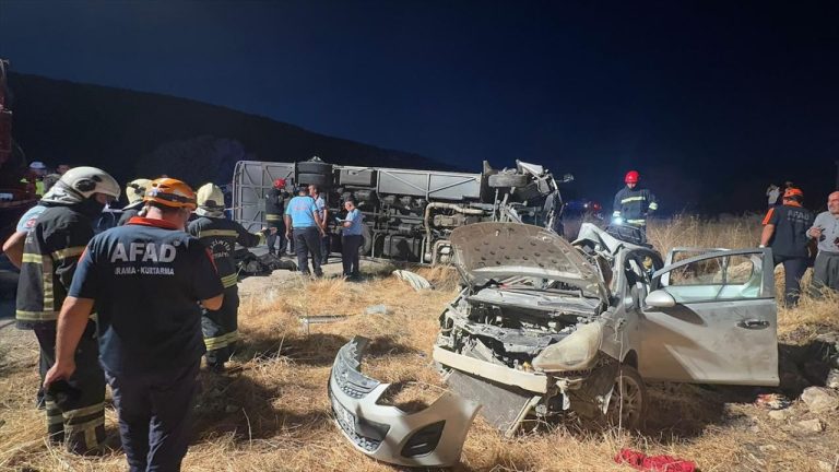 Gaziantep'te yolcu midibüsü ile otomobil çarpıştı: 7 ölü, 16 yaralı