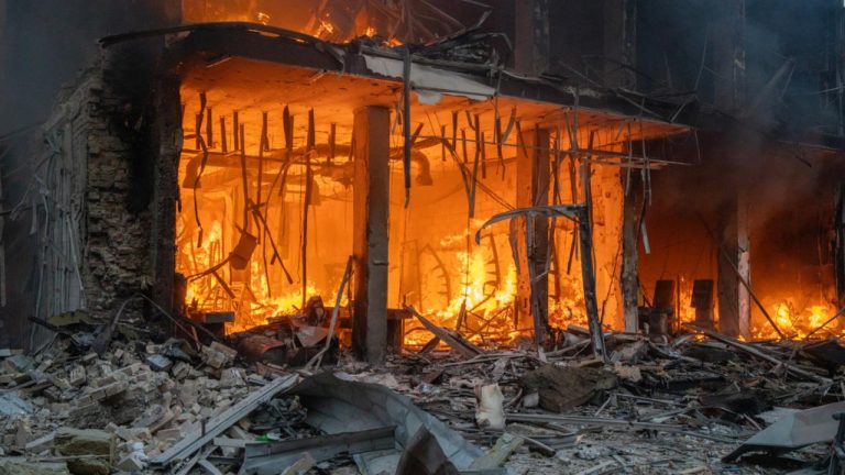 Rusya'nın Kiev'e düzenlediği hava saldırısında 2 kişi öldü, 10 kişi yaralandı