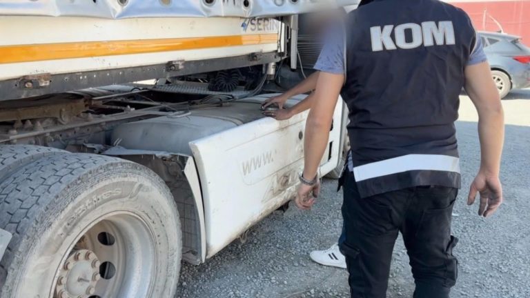 Iğdır'da tır dorsesinde 9 ton kaçak akaryakıt bulundu
