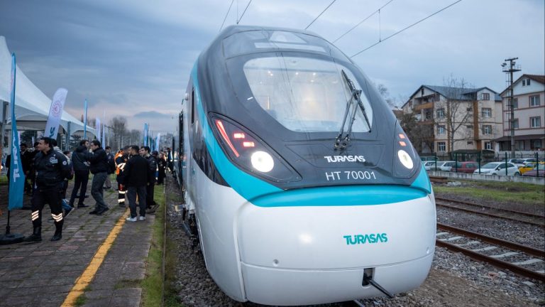 Milli elektrikli hızlı tren saatte 250 kilometreye ulaşarak rekorunu geliştirdi