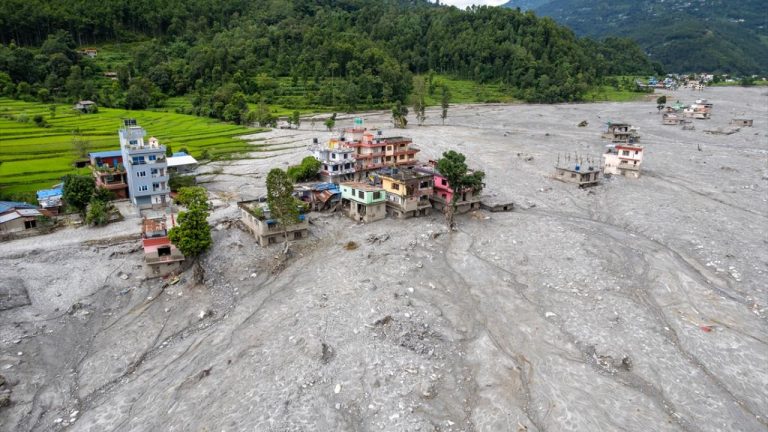 Nepal'deki selin ardından tünelde 9 gün mahsur kalan 2 işçi kurtarıldı