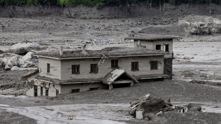 Nepal'deki selde hayatını kaybedenlerin sayısı 939'a yükseldi