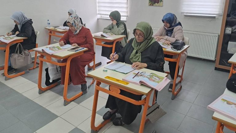 Okuryazarlık Seferberliği 471 bin kadını okuryazar yaptı