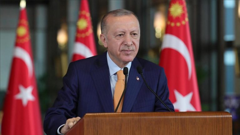 Cumhurbaşkanı Erdoğan, milli boksör Hatice Akbaş'ı tebrik etti