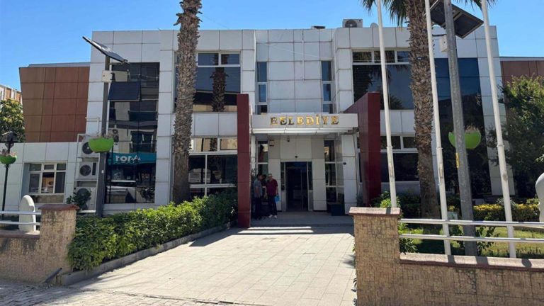Seferihisar Belediyesi'ne rüşvet operasyonunda 29 tutuklama