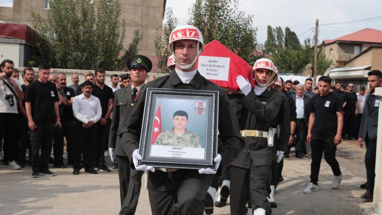 Iğdır'daki araç kazasında şehit olan askerimiz son yolculuğuna uğurlandı