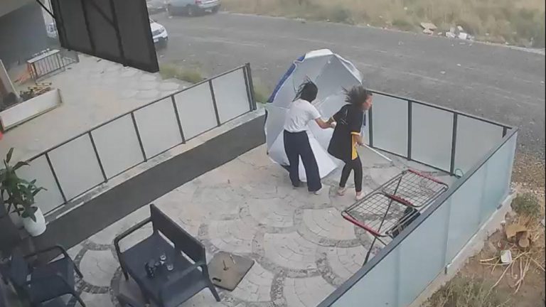 Şemsiyenin şiddetli rüzgarla imtihanı kamerada