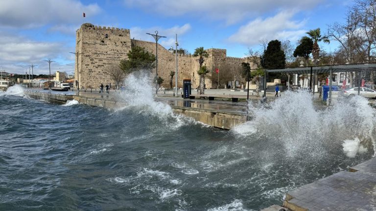Sinop'ta kuvvetli rüzgar nedeniyle denize girilmemesi uyarısı