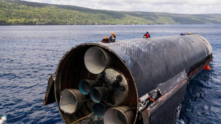 SpaceX, Starshipi bir ay sonra okyanustan çıkardı