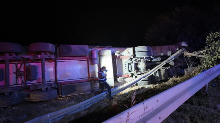 Bursa'da hatalı sollama yapan tır motosiklete çarptı: 2 ölü