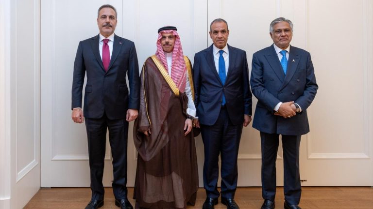 TürkiyeMısırPakistanSuudi Arabistan Dışişleri Bakanları Toplantısı düzenlendi