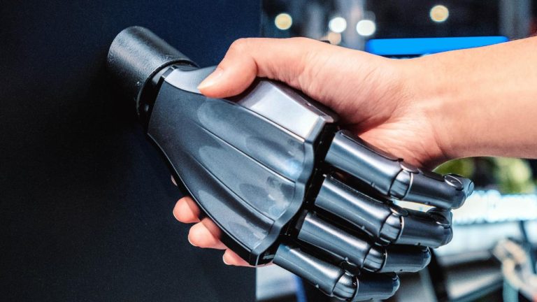 Botlarla konuştukça robotlaşıyoruz: Algoritmalar iletişim biçimimizi yeniden kodluyor